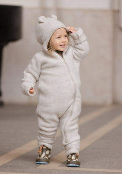 Salopetă cu mănuși și botoși fleece din lână merinos - Teddy Bear Melange White