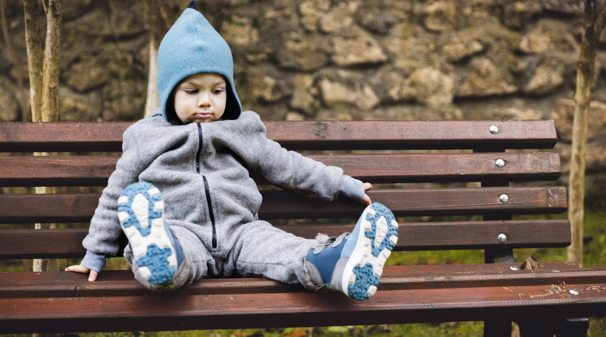 Cum îmbrăcăm bebelușul cu straturi din lână – ghid complet pentru părinți