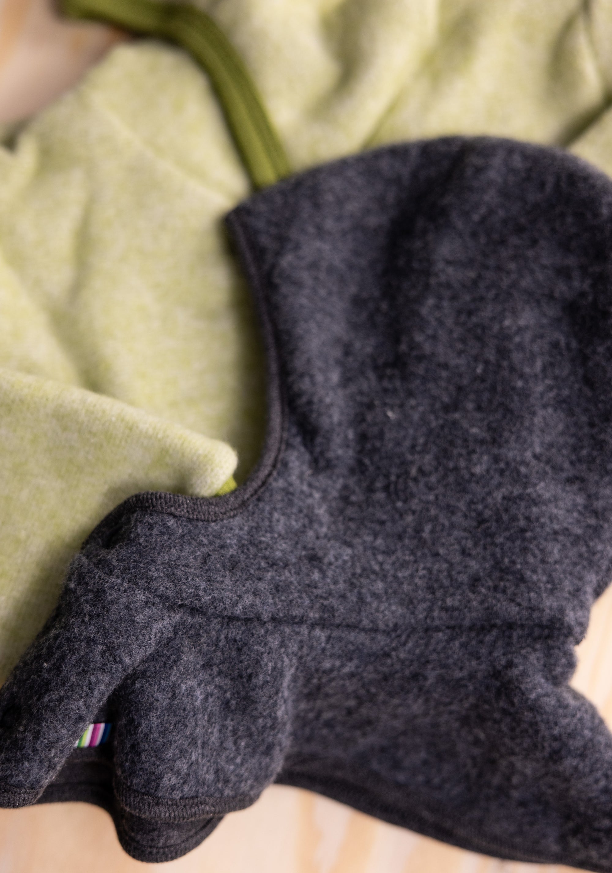 Cagulă dublată cu protecție vânt fleece din lână merinos și bumbac - Dark Grey