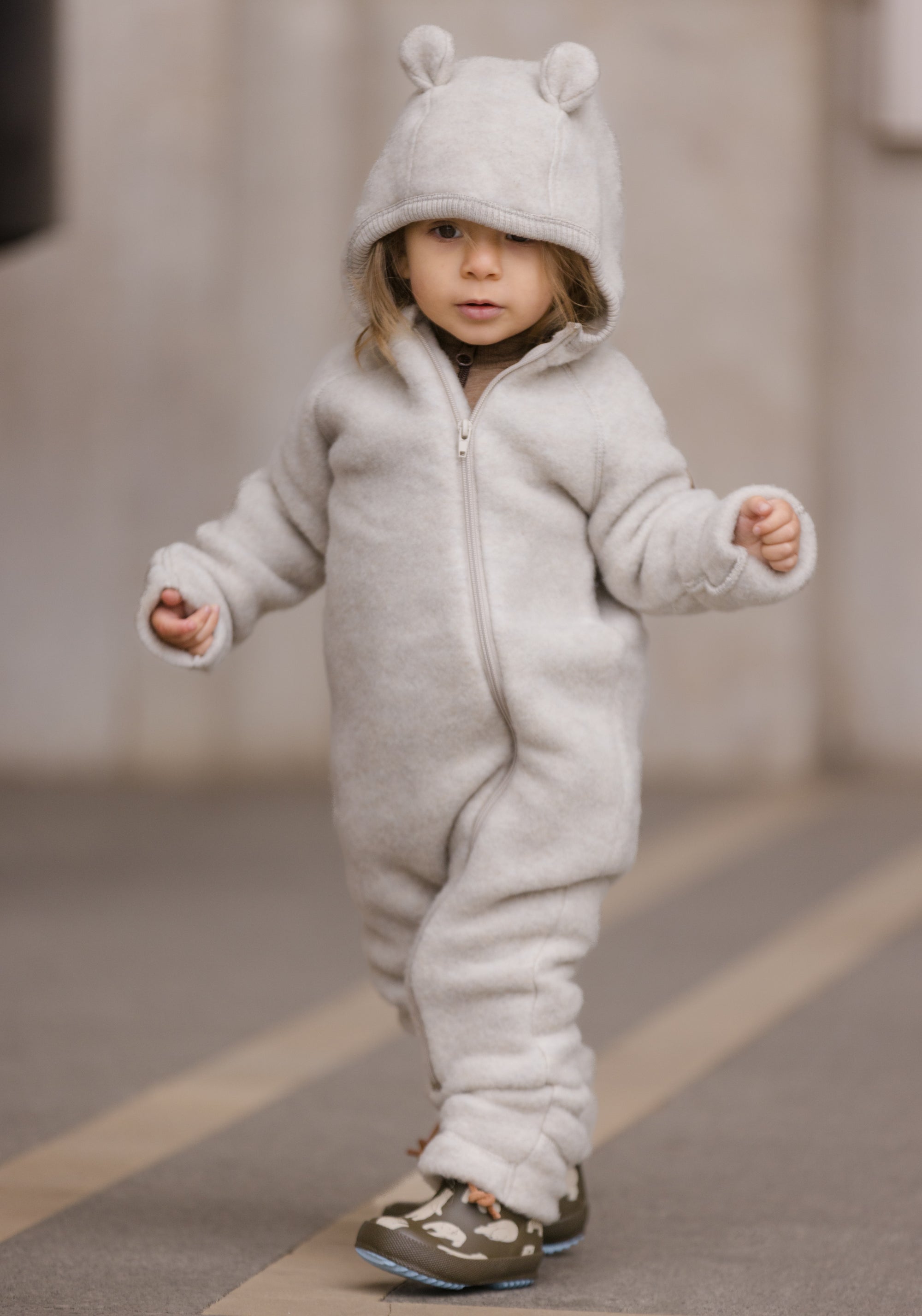 Salopetă cu mănuși și botoși fleece din lână merinos - Teddy Bear Melange White