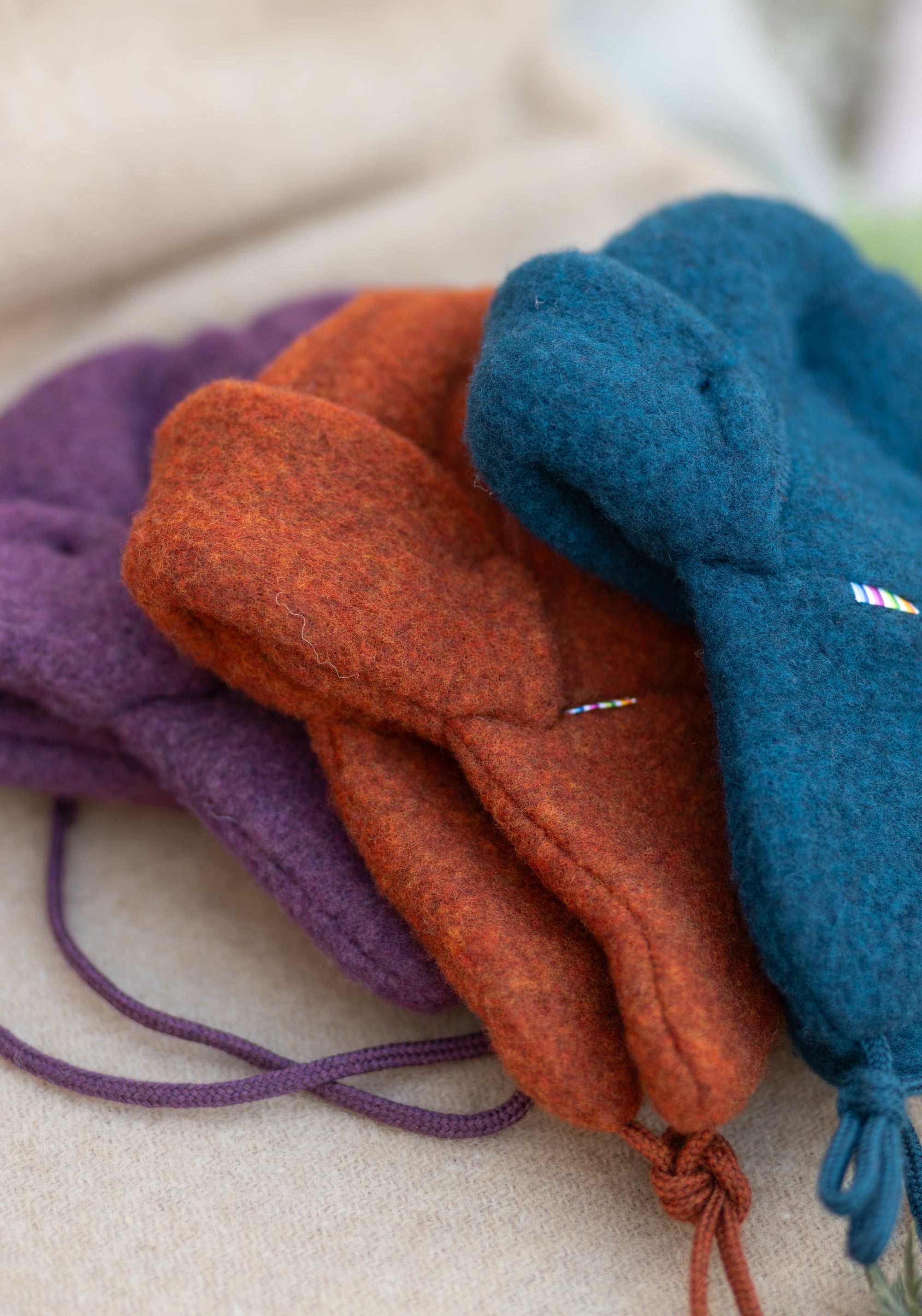 Căciulă dublată fleece din lână merinos - Plum