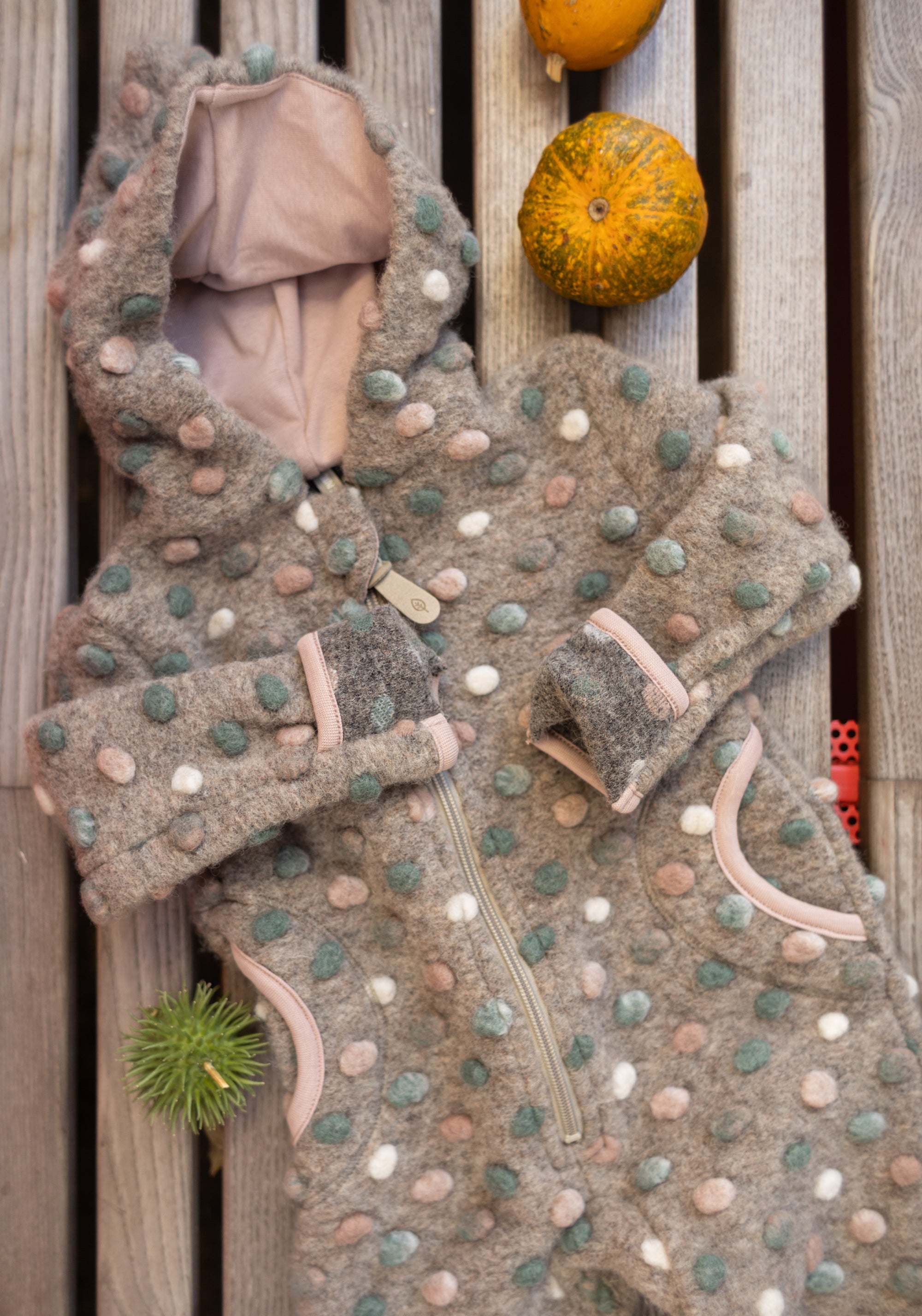 Salopetă cu mănuși și botoși din lână fiartă - Cashmere Dots
