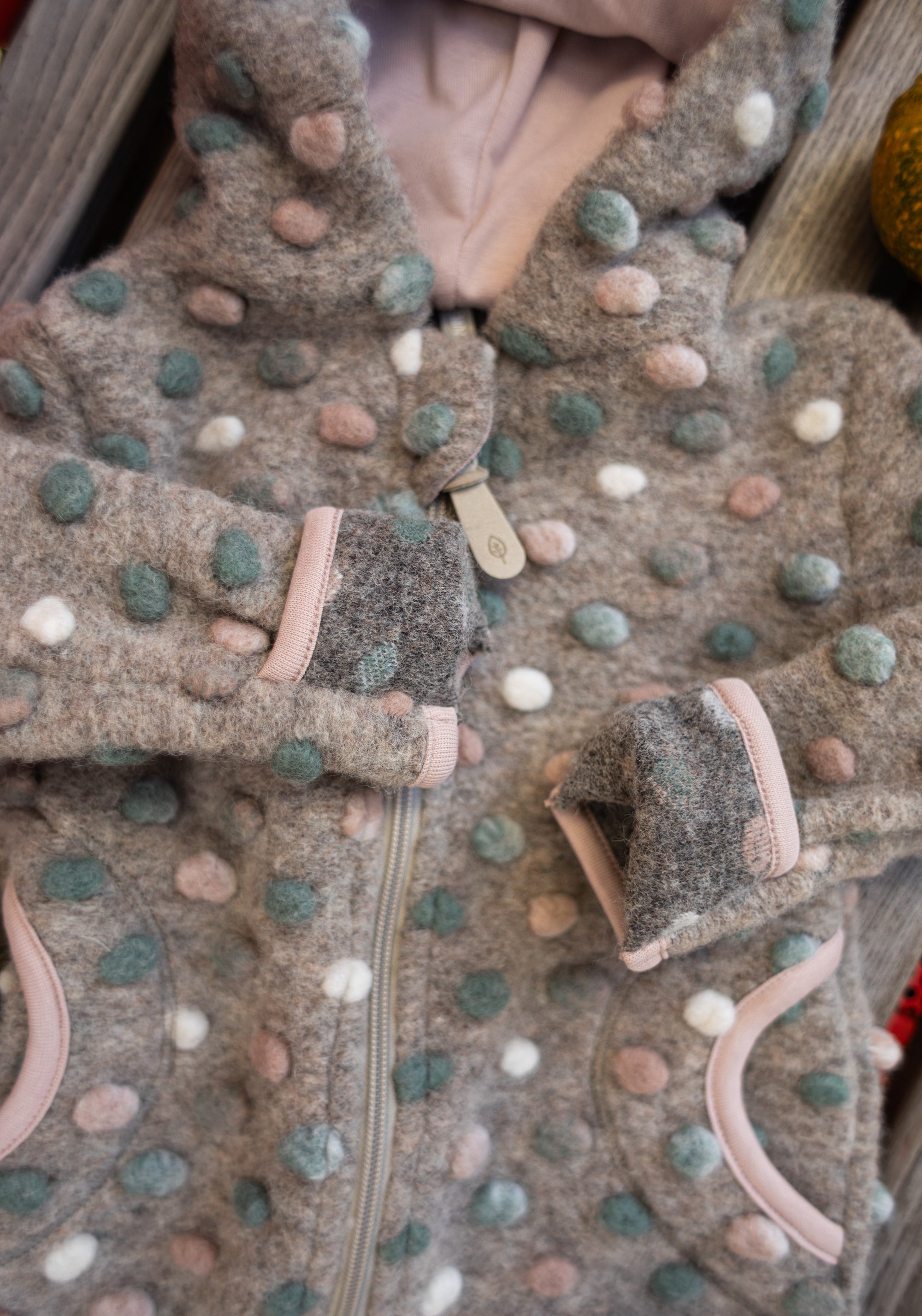 Salopetă cu mănuși și botoși din lână fiartă - Cashmere Dots