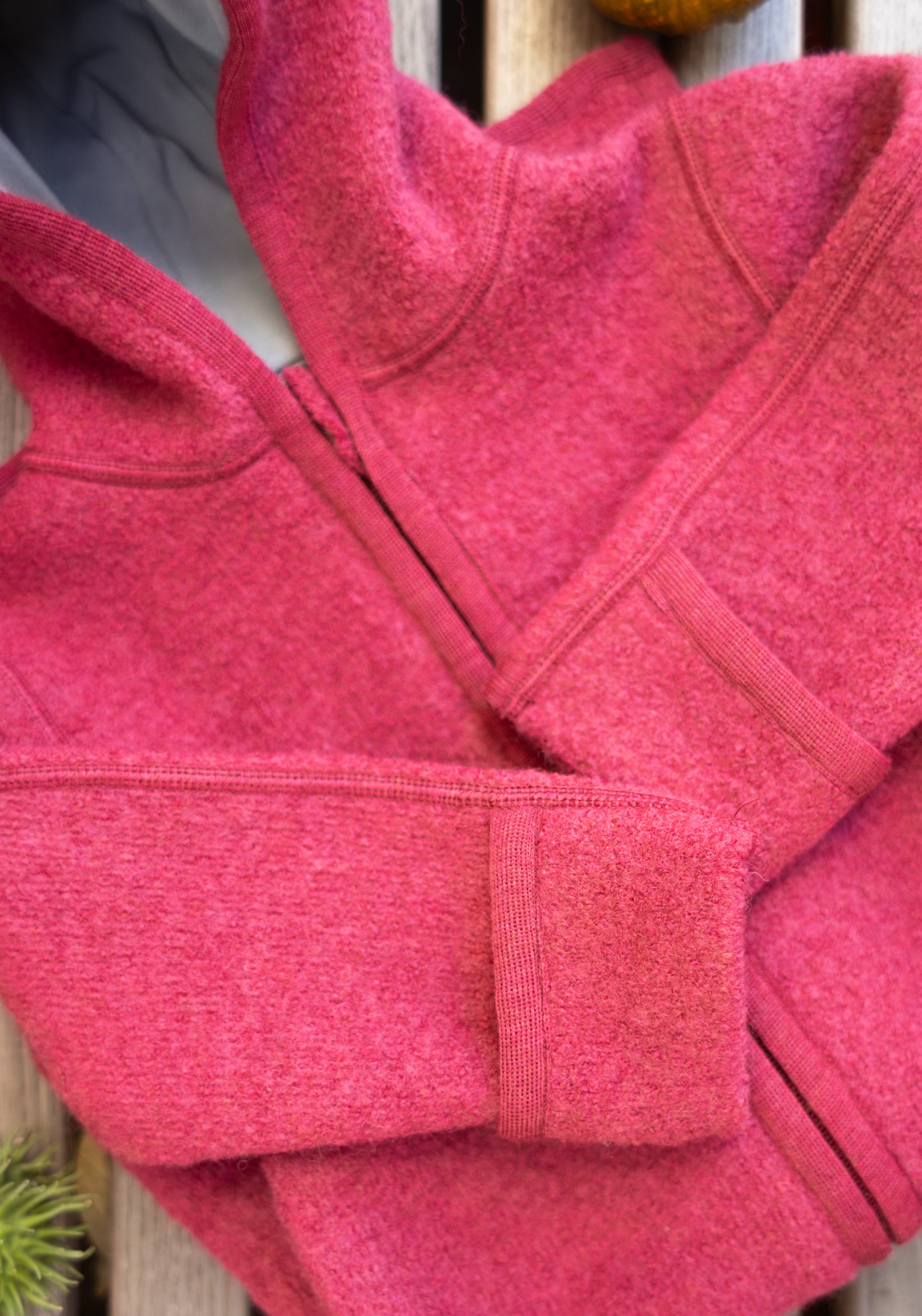 Salopetă cu mănuși și botoși din lână fiartă - Pink