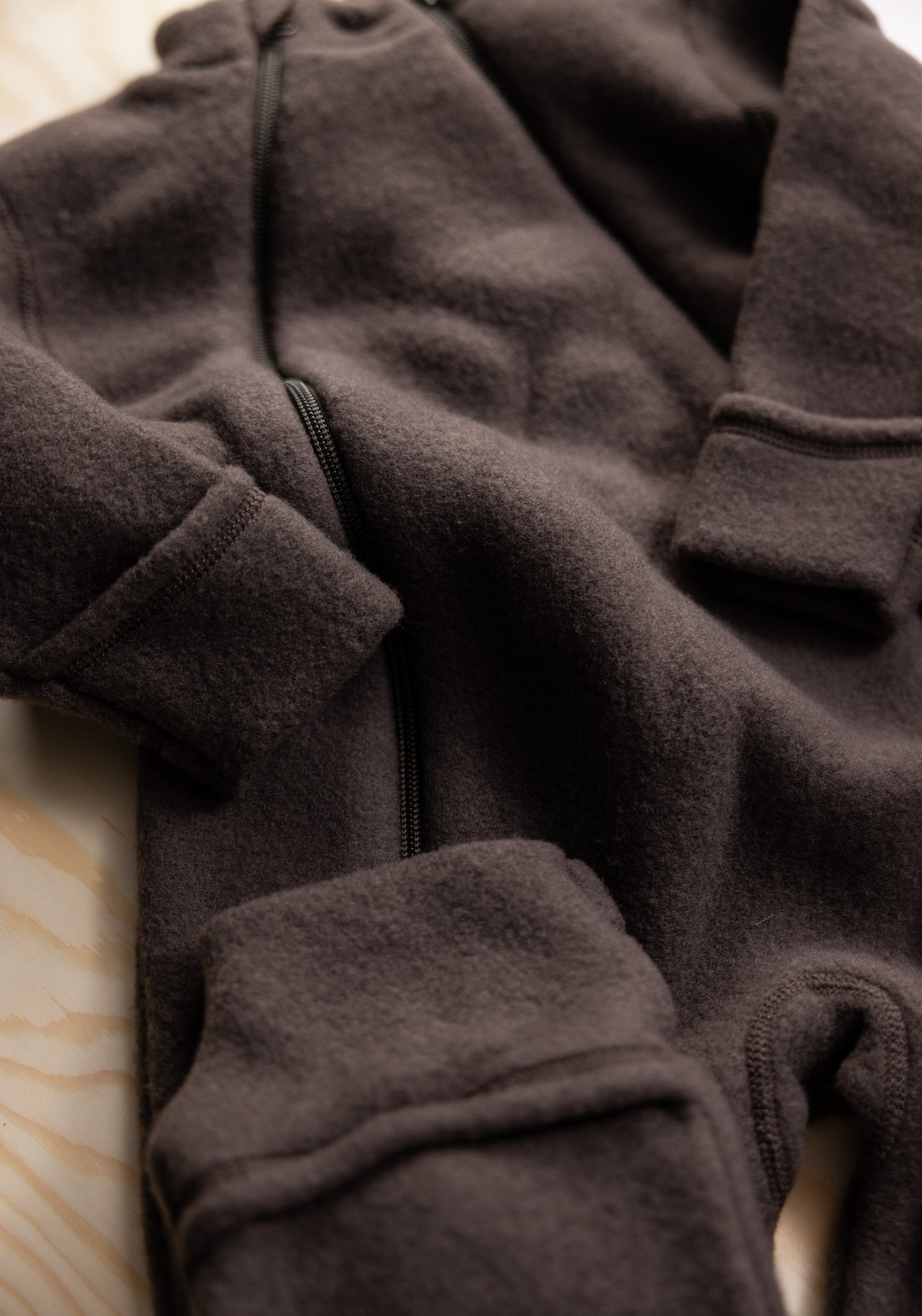 Salopetă cu mănuși și botoși fleece din lână merinos - Dark Bark