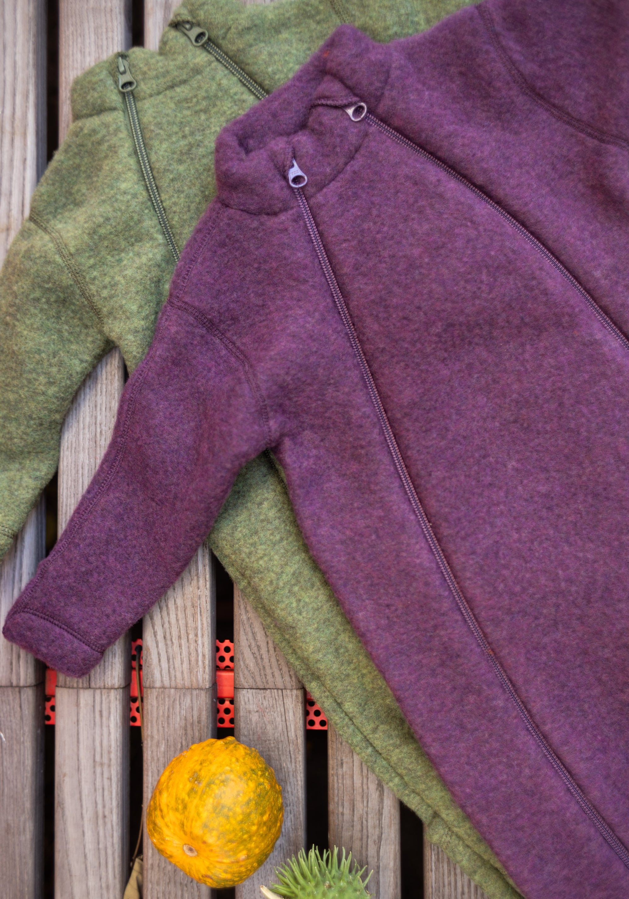 Salopetă cu mănuși și botoși fleece din lână merinos - Plum