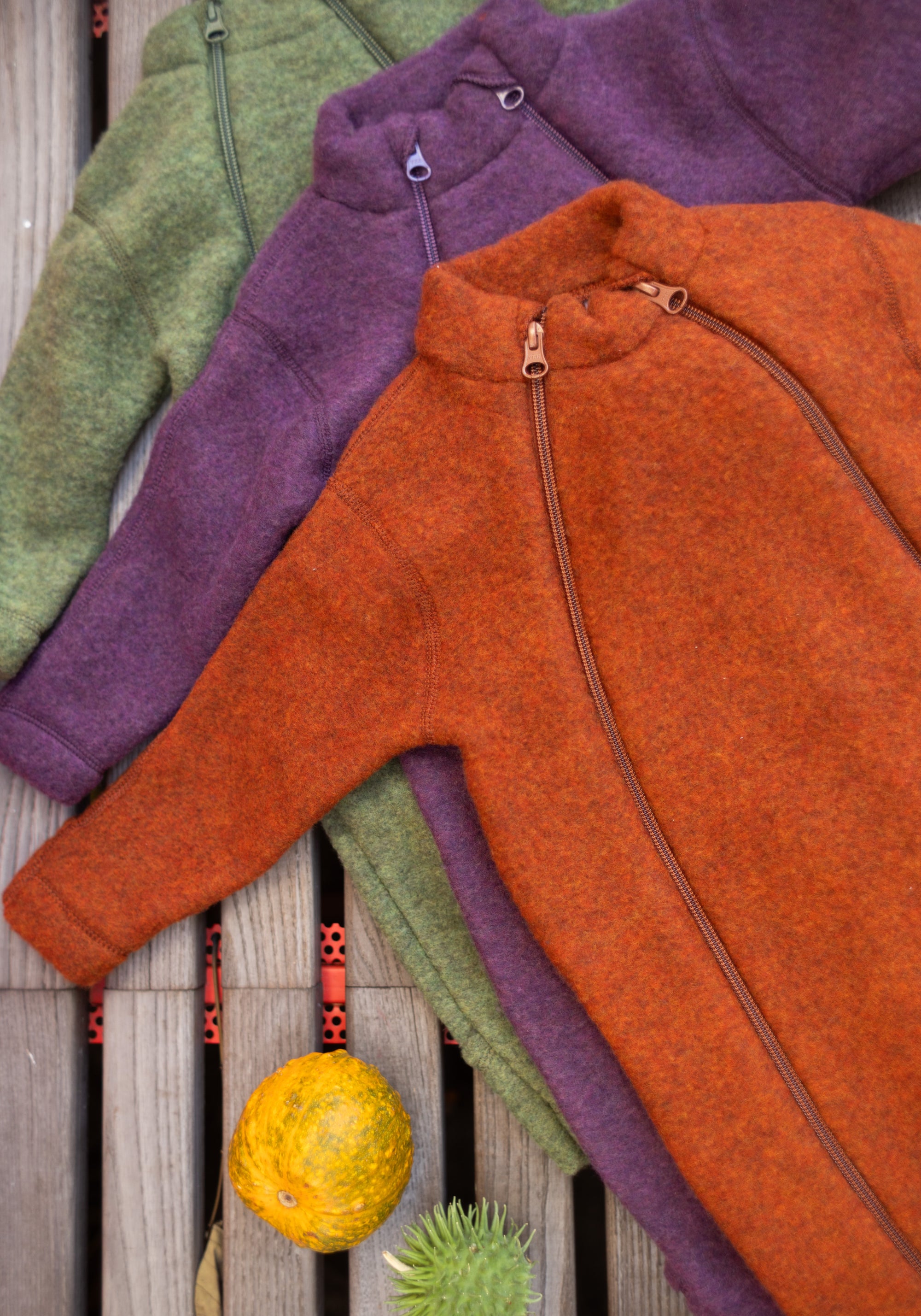 Salopetă cu mănuși și botoși fleece din lână merinos - Plum