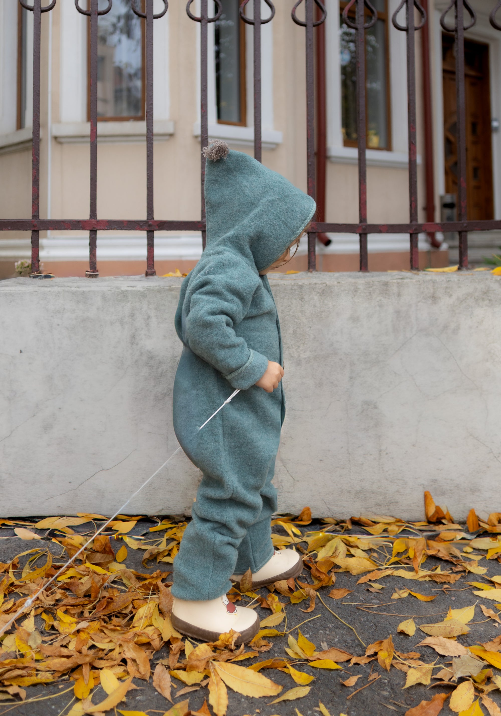 Salopetă cu mănuși și botoși fleece din lână merinos și bumbac - Sage