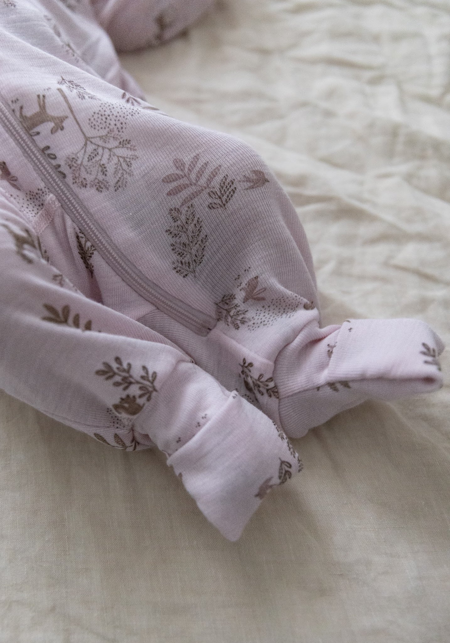 Salopetă cu șosete din lână merinos și mătase - Pink Deer