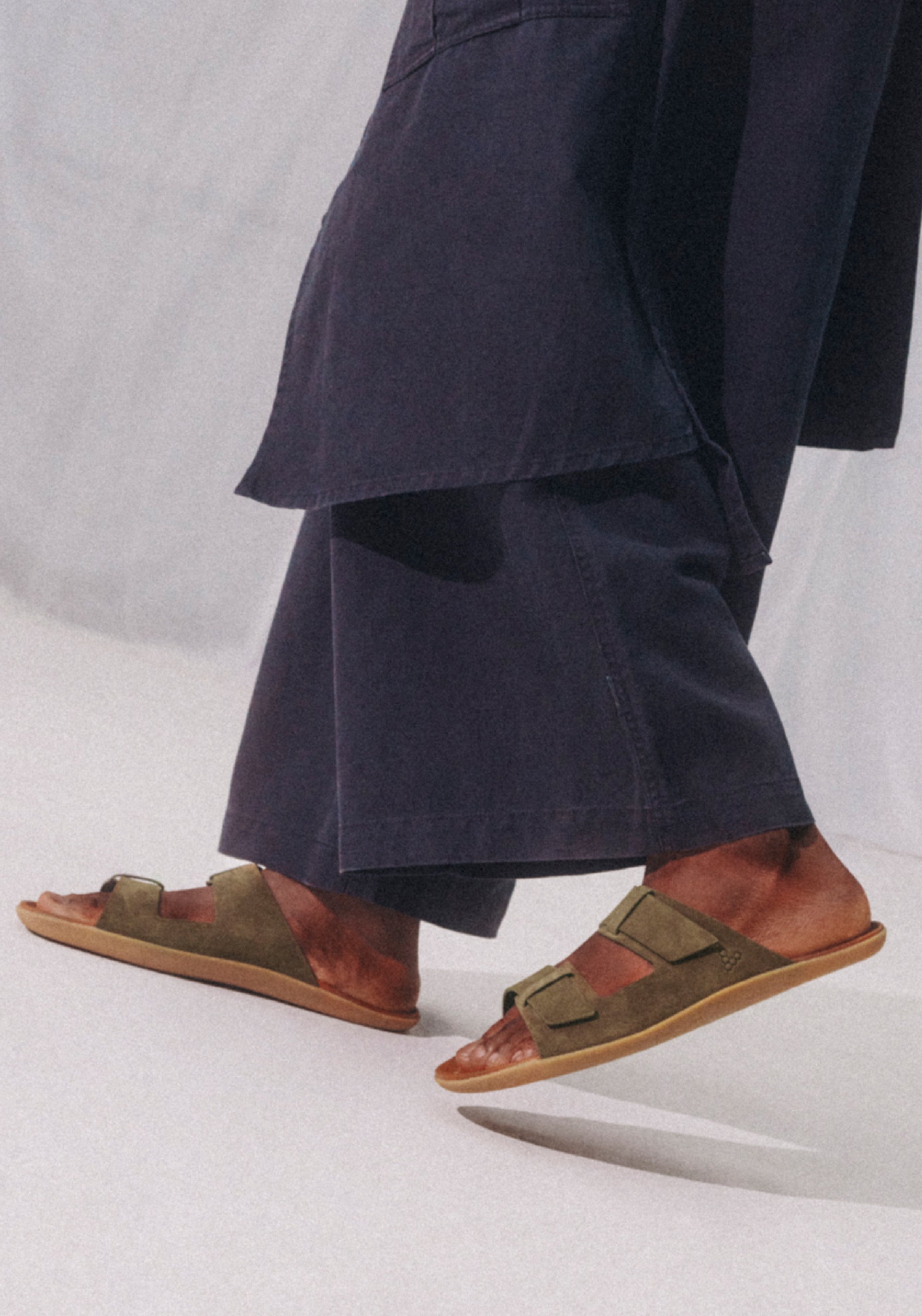 Sandale Barefoot din piele întoarsă - Sensus Yin Slide Men Dark Olive