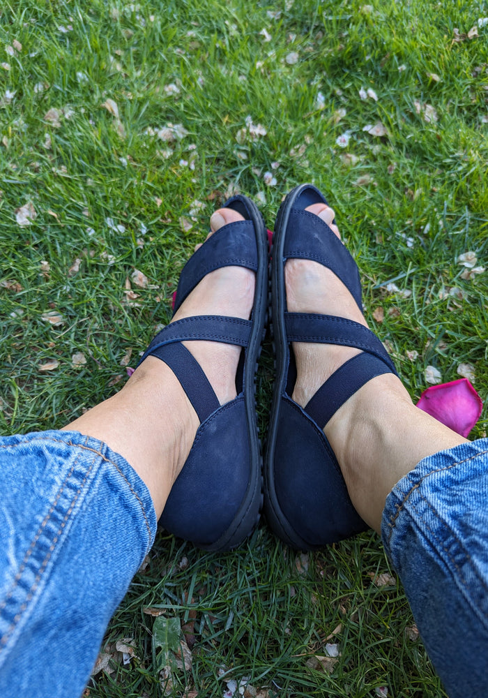 Sandale Barefoot femei din piele - Isa Navy Koel HipHip.ro