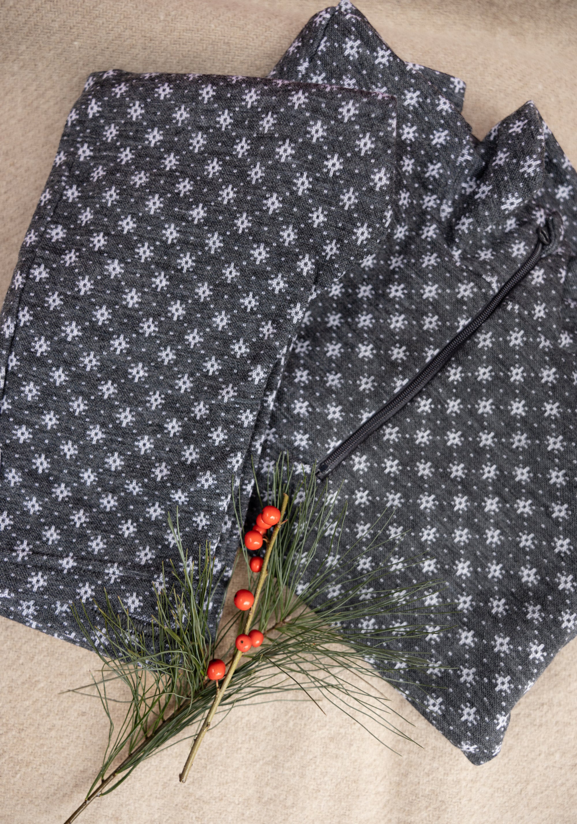 Set termic din lână merinos - Snowflakes Dark Grey