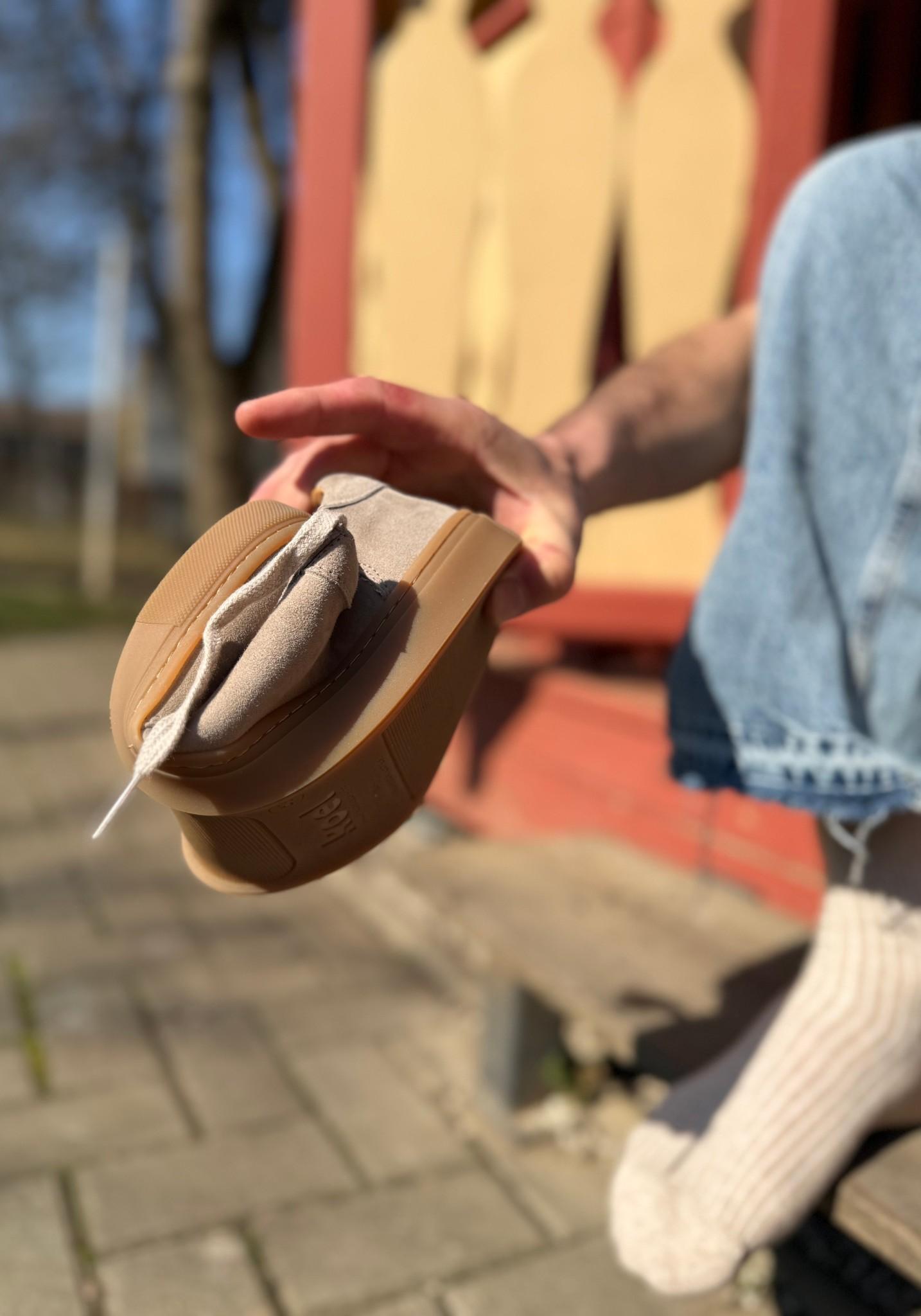 Sneakers Barefoot din piele întoarsă - Hugh Taupe