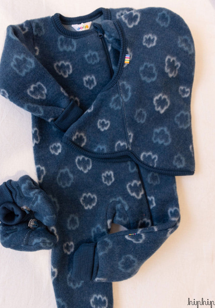 Overall cu mănuși și botoși fleece din lână merinos - Cloud Blue Jacquard Joha HipHip.ro